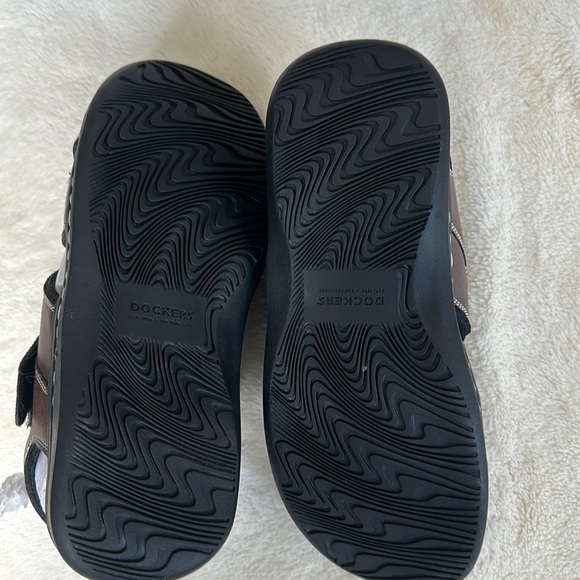 Men’s docker, memory foam sandals new never worn but the wrong size for a gift. - Picture 2 of 5